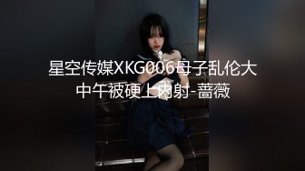 【新片速遞】  商场偷拍两个美女裙底风光❤️屁股破洞牛仔裙美女丁字裤性感翘臀+少妇穿半透明草莓内发现镜头直接叫人了