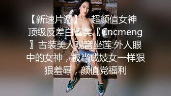 清純天真爛漫眼鏡文藝女婊，墻上掛著自己藝術寫真照，很反差