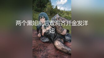 她端正地坐在你的膝盖之间，用她修长的手指巧妙地玩弄你的鸡巴，直到你硬起来。