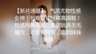 婚纱影楼化妆师给新娘子化妆,摄像的老哥在旁边拍到了新娘子胸罩里的秘密