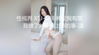 小骚B淫荡的表情，滋味水声吱吱响，把自己弄高潮了，脸都泛红了。太骚了！