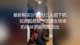 女顾客全身推油按摩按完背部塞跳蛋拉扯，口交啪啪扶着按摩床后入猛操呻吟