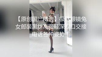 红唇性感翘臀美女开档丝袜包臀裙自慰诱惑，揉捏奶子张开双腿掰穴自摸，翘起屁股假吊抽插，高潮出水非常诱人