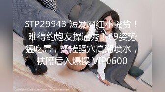 甘肃26岁极品美少妇妈妈，网友调戏她：塞个橘子苹果进逼逼很爽的，榴莲也不错，鸡蛋掉进淫水泛滥的逼里，大黑牛震得阴穴好骚好湿啊！