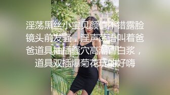 TP丸子头高颜值小姐姐躲在厕所追剧