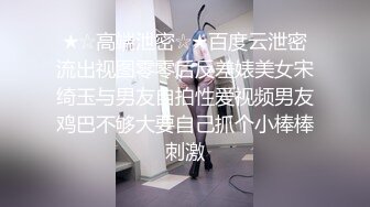 寸男爷们约炮健身汉子,放着GV被大粗屌操着屁眼,全程啪啪大响浪叫不断,爽死这个骚货了