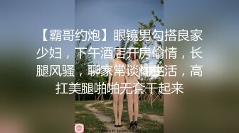 咸湿房东浴室窗外偷窥身材不错上夜班的打工妹洗澡妹子对着镜子扎着马步擦逼