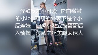   屌哥丶星选新晋老哥首秀，两个大汉操骚女，3P名场面，开档黑丝一个插嘴一个扣穴，前后夹击太爽了