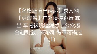 欠操的小妞露臉高顏值鏡頭前發騷，跟狼友互動聽指揮展示，溫柔的給大哥舔弄雞巴樣子真騷，激情上位爆草抽插