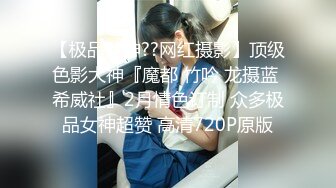   中年大叔忽悠美女顾客做特殊服务，全身按摩撩骚忽悠顾客揉奶玩逼，按摩床上爆草抽插，给骚逼干的神魂颠倒