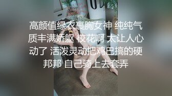 三个年轻小伙，大战一女，一个一个轮换着来，啪啪操逼做爱