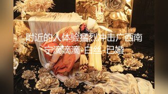 她尽可能地张开双腿，这样你就可以真正看到她将如何取悦她粉红色、湿漉漉的阴户。