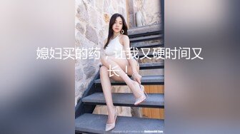 随意扒下美女的领口