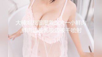 小哥冒死爬墙偷拍房东的小女儿洗澡粉嫩粉嫩的