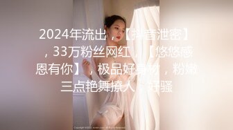   满背纹身萌萌哒双马尾美妞，无聊和炮友来一炮，特写深喉吸吮很卖力，主动上位骑乘