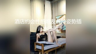 大中午情侣包厢开着门吃饭，饭饱思淫欲 ，两只手拉起女友内裤就扣进去，裤子拉链打开露出鸡巴，真牛逼！