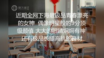 商场女厕全景偷拍牛仔裤,美女的极品微毛小粉鲍