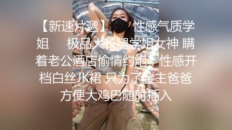 群购买大胆肉丝美腿牛仔短裤学生妹拿着自拍杆在教室露奶露阴自慰说想舔自己奶还淫叫出声音也不怕同学撞见