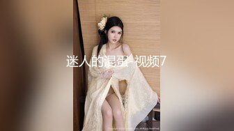 身材火辣的模特美女家里花洒头坏了找师傅来维修勾引他在浴室里