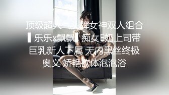 超高颜值极品美少女，情趣装娇小身材，骑乘插无毛小穴，会绝活抽插喷水，情...