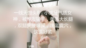 两个大老黑伺候一个中年熟女，口交两个大鸡巴真骚，被两黑鬼轮草抽插，干了骚逼干菊花，各种体位