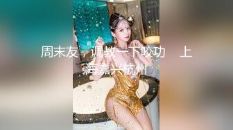 清純天真爛漫眼鏡文藝女婊，墻上掛著自己藝術寫真照，很反差