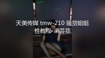 两个妹子留一个啪啪，抬腿侧入抽插猛操搞得呻吟连连