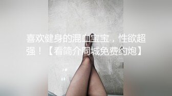 麻花辫顶级美女细腰翘臀牛仔裤  扭动屁股掰开穴  修长美腿揉捏贫乳  对着镜头揉搓阴蒂  震动棒摩擦高潮娇喘