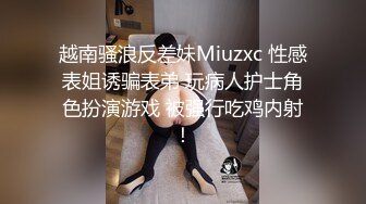 熟女姐姐的温柔，活好不粘人激情3P，口交大鸡巴让两个小哥前后玩弄，激情上位后入干骚屁股前面给鸡巴舔射了