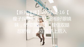 蕾丝新娘花衫CD甜甜 性感丝袜，播放着AV助兴自慰玩具抽插菊花，撸鸡鸡，随着女优的淫荡声高潮起伏！