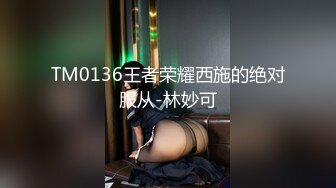 牛仔短裙颜值美女 镜头前特写口交穿着内裤摸穴 双腿肩上扛抽插猛操