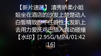 大鸡巴撑爆她的小嘴，边舔边流水，淫声荡语不断给大哥乳交大鸡巴，骚逼淫水泛滥无套抽插