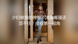 北方妹子家里有点冷，全裸在被窝中手指特写掰鲍鱼蝴蝶逼很红