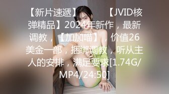 大奶美女强上小男友！抓着JB搞硬操逼，骑乘位扶着屌猛坐，大长吊抽插骚穴