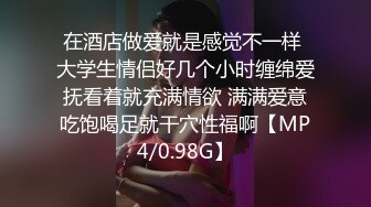 漏奶黑丝情趣装全程露脸与小哥激情大秀，性感肚兜诱惑让小哥草嘴深喉，无套爆草激情上位，表情好骚精彩刺激