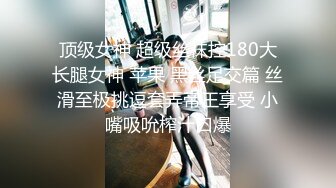 咖啡店美女如云公共坐厕连续偸拍好多气质美女白领大小便打扮洋气的鸭舌帽美女私密处很干净像是白虎逼2V2