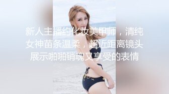  把女友的牛仔裤剪一个洞隔着裤子操她的小嫩B爽翻了