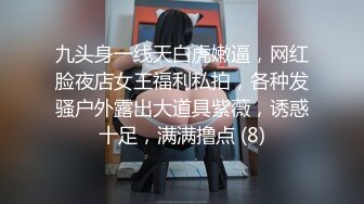 桃子冰妈妈：刺激乱伦，妈妈这是在干啥？瘙痒的逼，儿子背后发骚，忍不住跑到厕所发情自慰