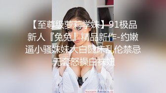 花臂纹身哥约个清纯娇小型00后不良少女,开档吊带丝袜在宾馆晃来晃去终被艹