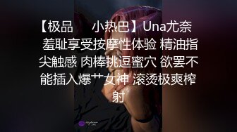 两个年轻小妹被纹身小哥疯狂蹂躏直播精彩大秀，全程露脸一个舔乳头一个舔鸡巴