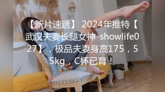 五官唯美的小女友，跪舔大神鸡巴下，口爆射她一嘴，还咧嘴开心地笑！