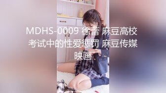 还没发育完的18岁漂亮小女友，和我在屋内边玩边做爱