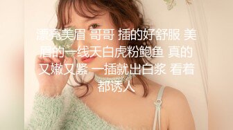 经典爆摄队海边榻榻米蹲厕，美女们熟练的插进卫生棉