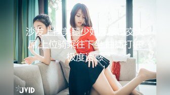 【新片速遞】  卫生间暗藏摄像头❤️意外拍到表妹用塑料扇给小嫩B挠痒痒