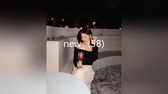 妹子长得很像新疆人，标致的新疆型美女，太爱笑了，看个动画片 乐呵呵